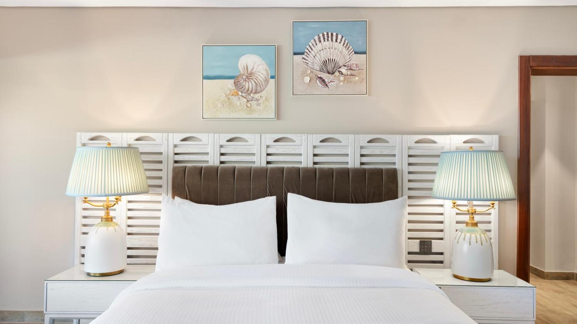 Hotel Regal Heights El-Alamein Zimmer foto A bedroom at Hilton Garden Inn